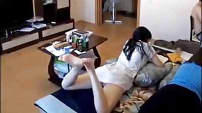 Menina adolescente pega um pau grande assistir filme pornô em desenho na bunda apertada